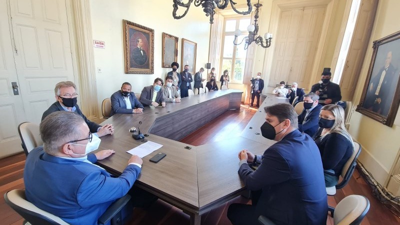 Na prefeitura, reunião com o prefeito em exercício, Idemar Barz, e com secretários municipais