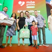 Foto mostra governador Eduardo Leite, ao centro, com benefici&aacute;rios de programas sociais. Junto est&aacute; o vice-governador Gabriel Souza e o secret&aacute;rio Bete Fantinel