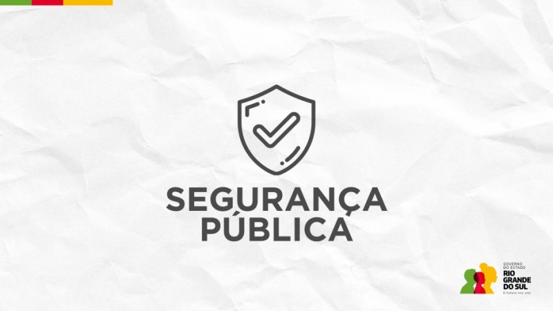 Card com fundo branco que simula papel amassado. No centro, h&aacute; o &iacute;cone de um de um escudo com um s&iacute;mbolo de check dentro. Abaixo do &iacute;cone, l&ecirc;-se "SEGURAN&Ccedil;A P&Uacute;BLICA". No canto superior esquerdo, h&aacute; uma linha horizontal na margem, com as cores do Rio Grande do Sul: verde, vermelho e amarelo. No canto inferior direito, consta a logo do governo do Estado, que &eacute; composto por tr&ecirc;s silhuetas humanas sobrepostas, nas cores verde, vermelho e amarelo. Ao lado das siluetas, l&ecirc;-se em letras pretas: "GOVERNO DO ESTADO RIO GRANDE DO SUL. O futuro nos une."