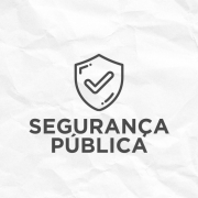 Card com fundo branco que simula papel amassado. No centro, h&aacute; o &iacute;cone de um de um escudo com um s&iacute;mbolo de check dentro. Abaixo do &iacute;cone, l&ecirc;-se "SEGURAN&Ccedil;A P&Uacute;BLICA". No canto superior esquerdo, h&aacute; uma linha horizontal na margem, com as cores do Rio Grande do Sul: verde, vermelho e amarelo. No canto inferior direito, consta a logo do governo do Estado, que &eacute; composto por tr&ecirc;s silhuetas humanas sobrepostas, nas cores verde, vermelho e amarelo. Ao lado das siluetas, l&ecirc;-se em letras pretas: "GOVERNO DO ESTADO RIO GRANDE DO SUL. O futuro nos une."