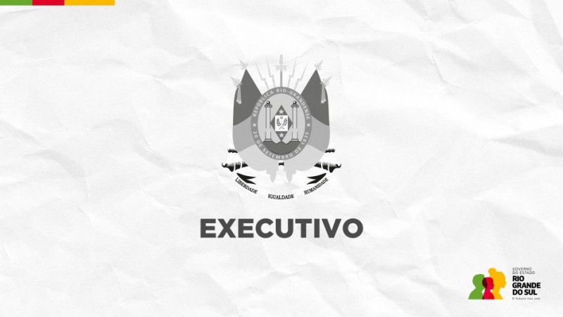 Card com fundo branco que simula papel amassado. No centro, v&ecirc;-se o bras&atilde;o do Rio Grande do Sul em tons de cinza. Abaixo dele, l&ecirc;-se "EXECUTIVO". No canto superior esquerdo, h&aacute; uma linha horizontal na margem, com as cores do Rio Grande do Sul: verde, vermelho e amarelo. No canto inferior direito, consta a logo do governo do Estado, que &eacute; composto por tr&ecirc;s silhuetas humanas sobrepostas, nas cores verde, vermelho e amarelo. Ao lado das siluetas, l&ecirc;-se em letras pretas: "GOVERNO DO ESTADO RIO GRANDE DO SUL. O futuro nos une."