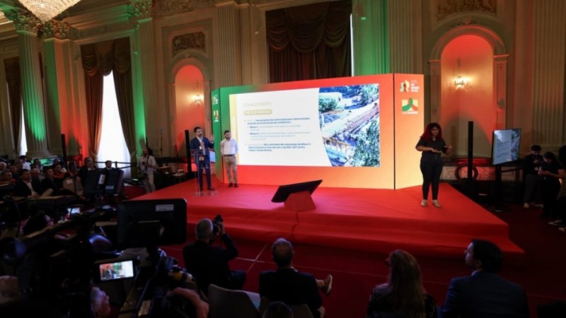 Governador Eduardo Leite e vice Gabriel Souza no palco durante o an&uacute;ncio.