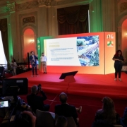 Governador Eduardo Leite e vice Gabriel Souza no palco durante o an&uacute;ncio.