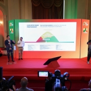 A foto mostra o governador Eduardo Leite e o vice-governador Gabriel Souza em um palco, com um tel&atilde;o ao fundo com informa&ccedil;&otilde;es sobre o Plano Rio Grande.