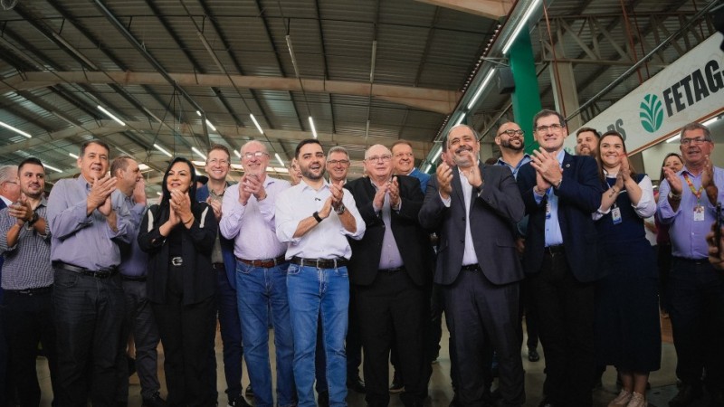 Vice-governador Gabriel Souza com outras autoridades aplaudem juntos.