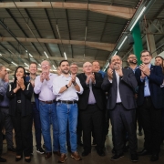 Vice-governador Gabriel Souza com outras autoridades aplaudem juntos.