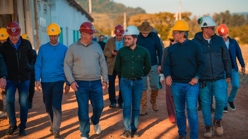 Foto mostra governador em exerc&iacute;cio Gabriel Souza e comitiva na vistoria das obras na estrada.